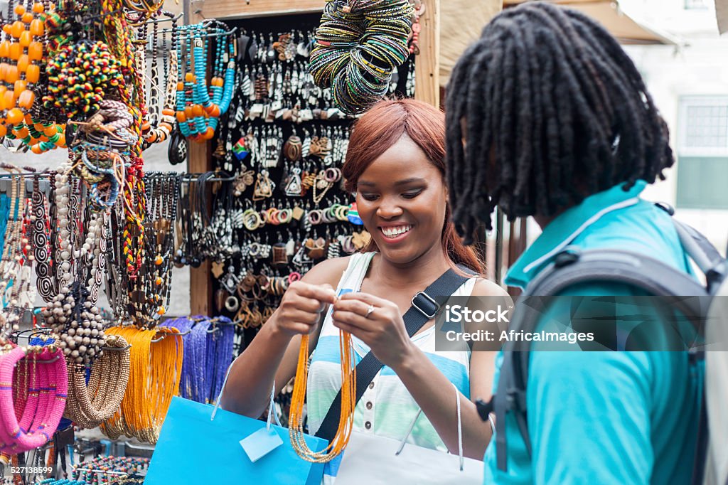 Mujer africana encantado con su nuevo necklace. - Foto de stock de Joyas libre de derechos