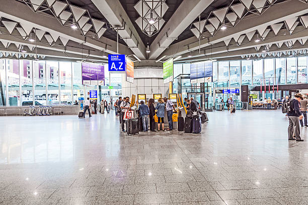 pessoas no aeroporto de manhã - self service check in passenger people frankfurt imagens e fotografias de stock