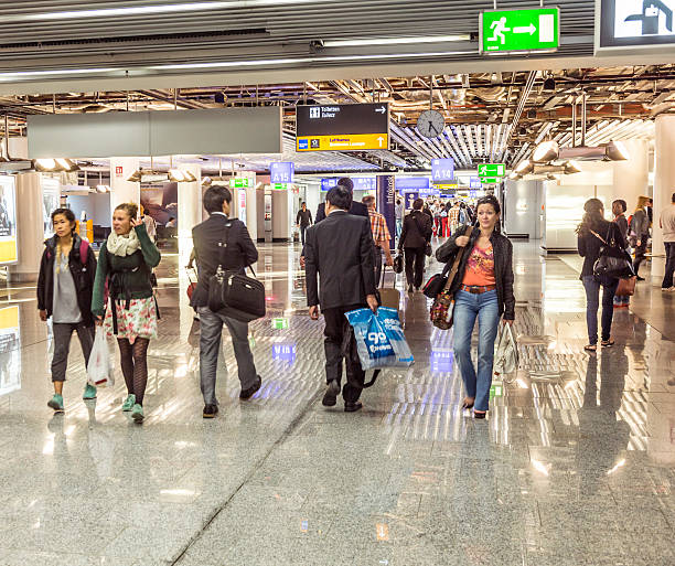 pessoas no aeroporto de manhã - self service check in passenger people frankfurt - fotografias e filmes do acervo