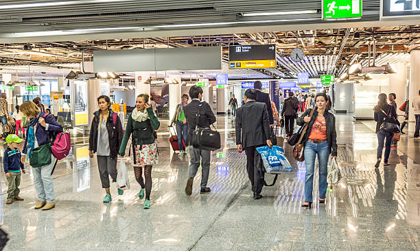 pessoas no aeroporto de manhã - self service check in passenger people frankfurt - fotografias e filmes do acervo