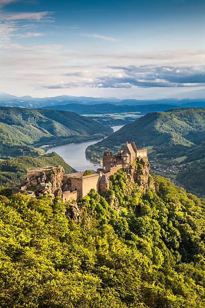 wachau valley, com ruínas do castelo ao pôr-do-sol, áustria - danube river danube valley austria valley - fotografias e filmes do acervo