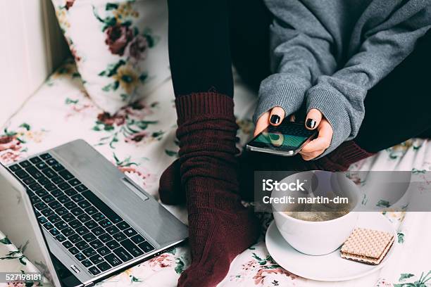 Mensajes De Texto Con Café En Su Casa Foto de stock y más banco de imágenes de Lana - Lana, Calcetín, Mujeres jóvenes