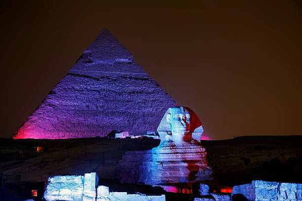 piramide di giza e la sfinge illuminato notturno - sphinx night pyramid cairo foto e immagini stock