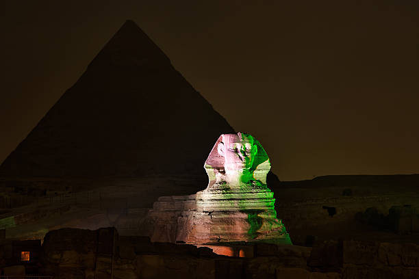 pirâmide de gizé e a esfinge, iluminada à noite - sphinx night pyramid cairo - fotografias e filmes do acervo