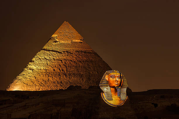 pirâmide de gizé e a esfinge, iluminada à noite - sphinx night pyramid cairo - fotografias e filmes do acervo