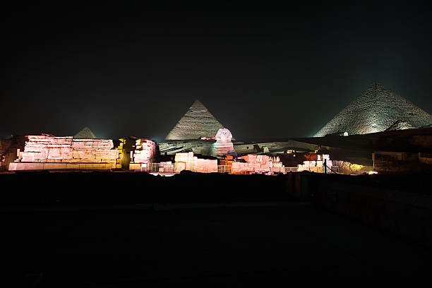 piramide di giza e la sfinge illuminato notturno - sphinx night pyramid cairo foto e immagini stock