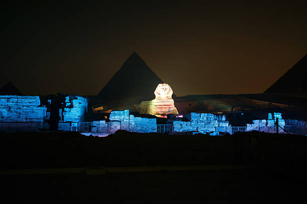 esfinge de gizé pirâmide e iluminado à noite - sphinx night pyramid cairo imagens e fotografias de stock