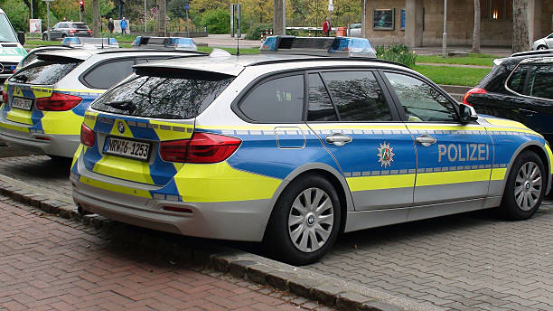 das deutsche polizei auto geparkt auf wohnviertel von düsseldorf - north rhine westfalia flash stock-fotos und bilder