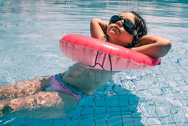 서늘함 어린 소녀 있는 비키니 및 수영하다 글라스잔 에서 데이터풀 - inner tube inflatable swimming little girls 뉴스 사진 이미지