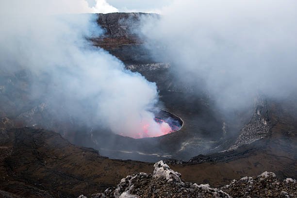 남퐁 심장부에 지구별, nyiragongo 볼케이노, 콩고에 - nyiragongo 뉴스 사진 이미지