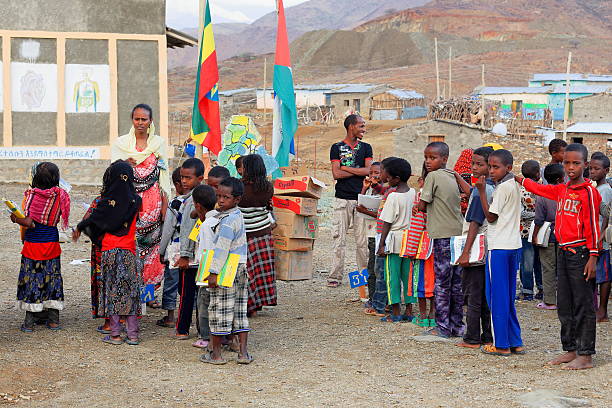 schulmädchen und jungen hintereinander im schulhof. berahile-äthiopien. 0389 - afar desert stock-fotos und bilder