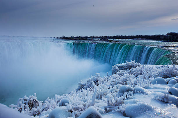 cataratas del niágara en invierno - cataratas del niágara fotografías e imágenes de stock