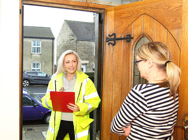 istock poolster cold calling on a housewife 527230306