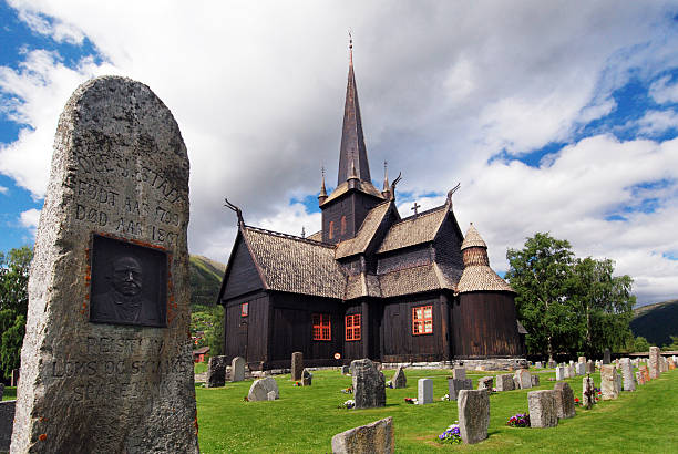 piedra sepulcral y de la iglesia de madera de lom, noruega - lom church stavkirke norway fotografías e imágenes de stock