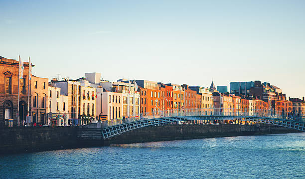 dublin et le pont ha'penny sur la rivière liffey au coucher du soleil, en irlande - dublin ireland bridge hapenny penny photos et images de collection