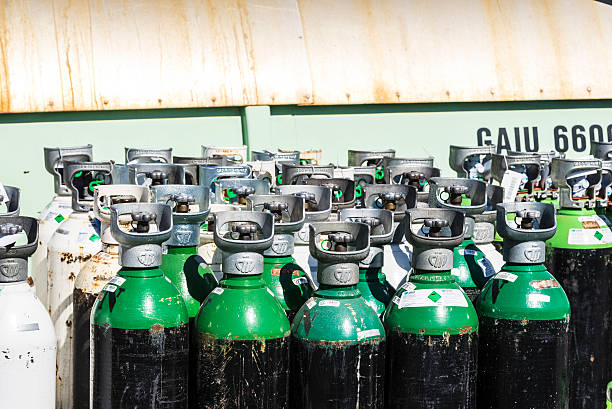 медицинское кислородное бутылки готовы транспорта - oxygen tank cylinder natural gas storage compartment стоковые фото и изображения