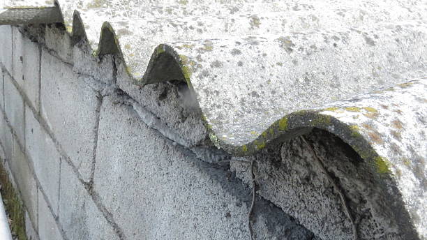 folhas de amianto cimento na cidade centro " - amianto telhado eternit - fotografias e filmes do acervo