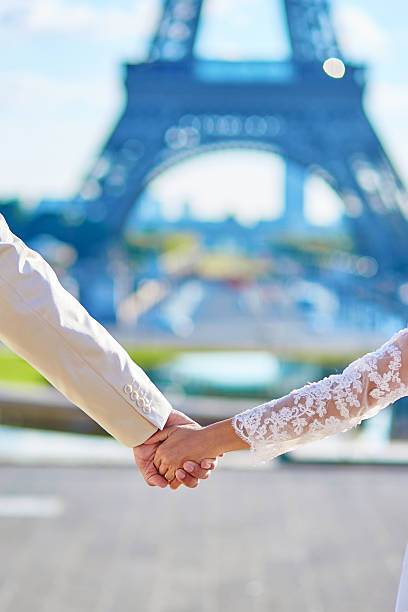 panna młoda i pana m�łodego, trzymając ręce w paryżu - honeymoon wedding paris france bride zdjęcia i obrazy z banku zdjęć