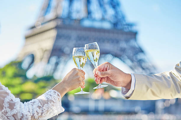 только замужний пара пить шампанское - honeymoon wedding paris france bride стоковые фото и изображения