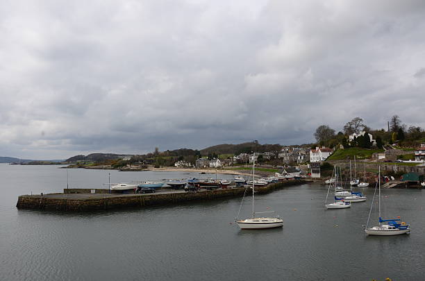 アバドー ハーバーの眺め - scotland fife firth of forth waterbreak ストックフォトと画像