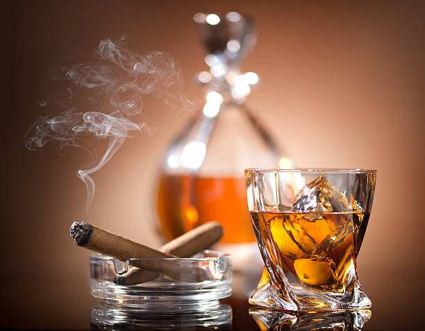 위스키 및 시가 - cigar whisky bar cognac 뉴스 사진 이미지