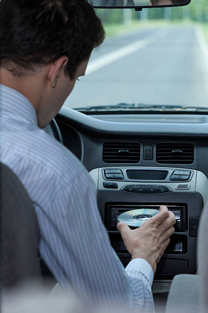 inserción de cd en el coche - speed meter fotografías e imágenes de stock