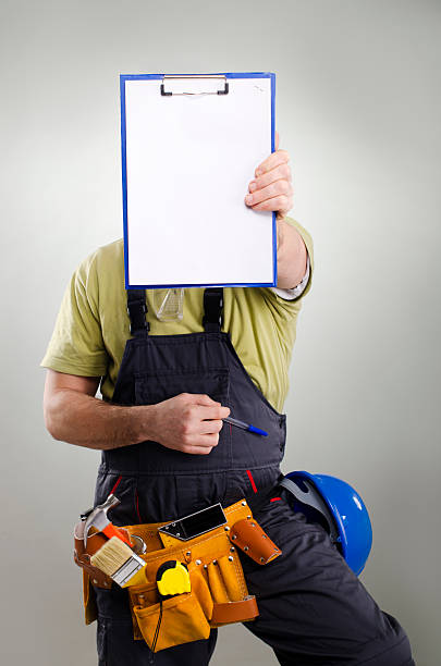 contratista con una bolsa de papel en blanco - maintenance engineer home improvement men manual worker fotografías e imágenes de stock