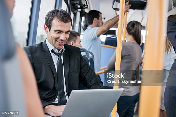 Geschäftsmann Mit Laptop Während Der Fahrt Zur Arbeit Stockfoto und mehr Bilder von Bus