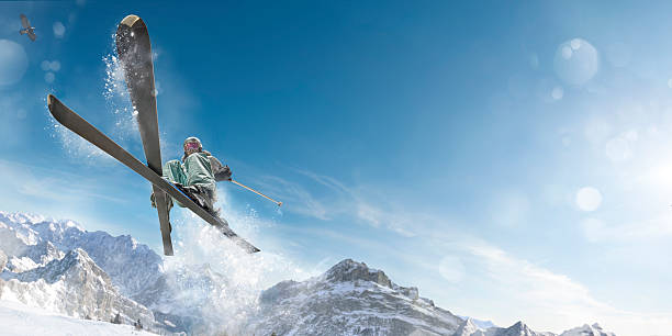 エクストリームスキー少女空のジャンプ中旬に対応 - action snow adult skiing ストックフォトと画像