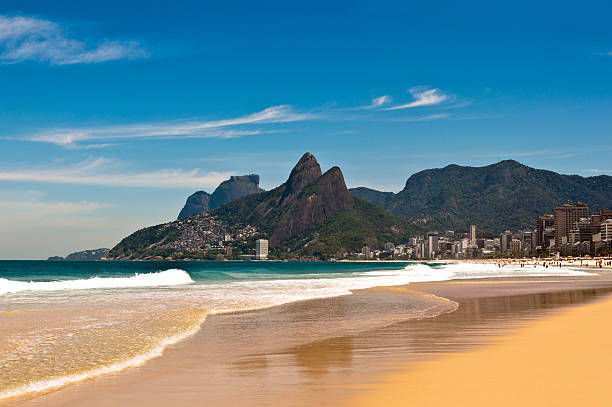 пляж ипанема в солнечный летний день - rio de janeiro brazil landscape urban scene стоковые фото и изображения