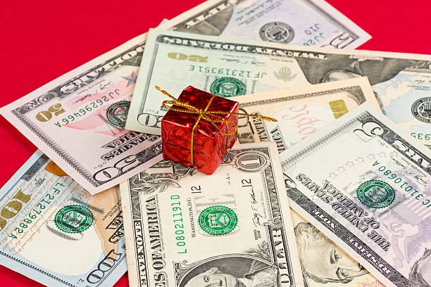 американский доллар и подарок - twenty dollar bill christmas wealth finance стоковые фото и изображения