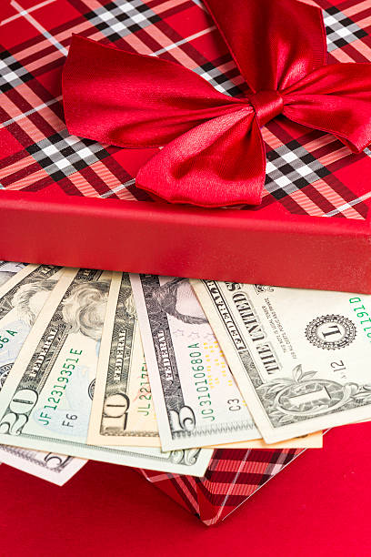 dolary amerykańskie prezent - twenty dollar bill christmas wealth finance zdjęcia i obrazy z banku zdjęć