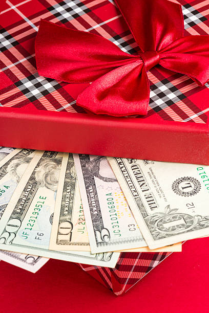 американский доллар подарок - twenty dollar bill christmas wealth finance стоковые фото и изображения