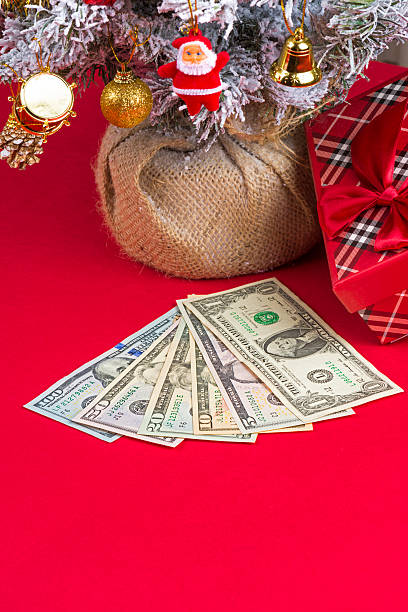 рождество дерево и доллары - twenty dollar bill christmas wealth finance стоковые фото и изображения