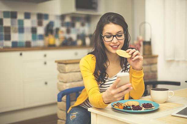 café-da-manhã - cookie women eating beautiful - fotografias e filmes do acervo