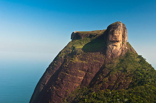 pedra da gávea rock - gavea mountain photos et images de collection