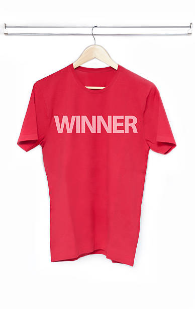 camiseta roja con ganador título (haga clic para obtener más información) - soccer uniform hanger t shirt hanging fotografías e imágenes de stock