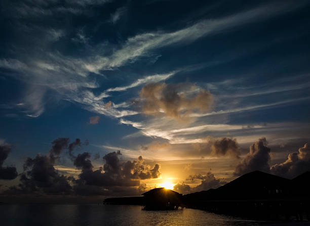 Pôr-do-sol nas Maldivas. - foto de acervo