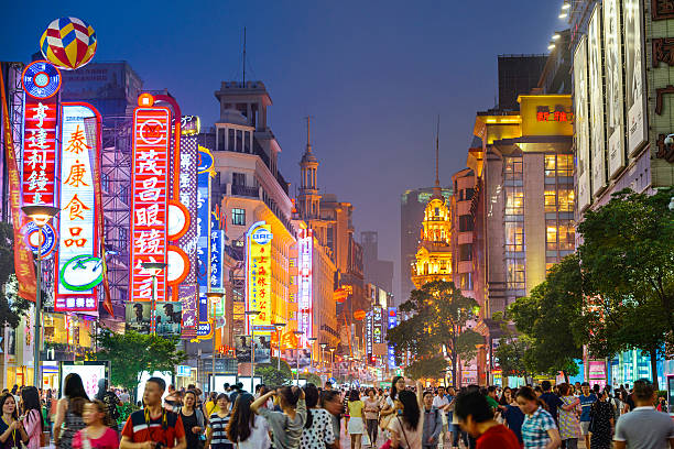 shanghai, china 난징로 장보기를 distict 도시 - china shanghai city shopping 뉴스 사진 이미지