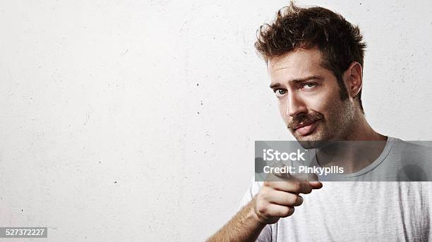 Joven Apuntando Hacia La Cámara Foto de stock y más banco de imágenes de Bigote - Bigote, Hombres, Indicar