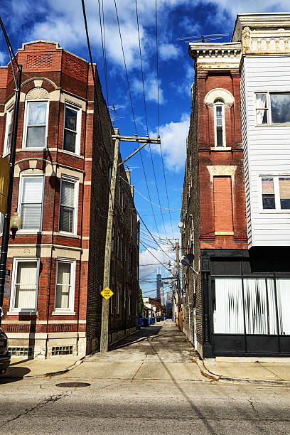 istock Chicago alley and Willis Tower 527372255