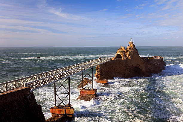 virgin s rock de biarritz ville en france - rocher de la vierge photos et images de collection