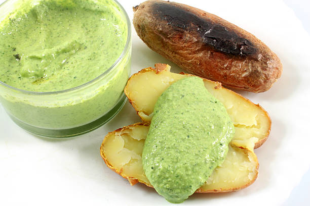 salsa verde con patate al forno - green food chervil herb foto e immagini stock