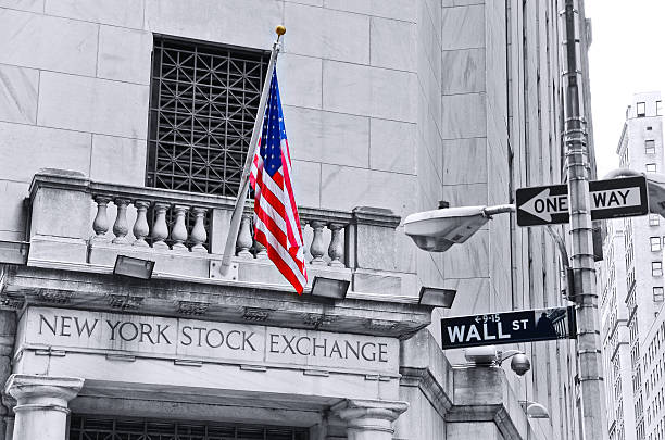 wall street und new york stock exchange - wall street new york stock exchange american flag manhattan financial district stock-fotos und bilder