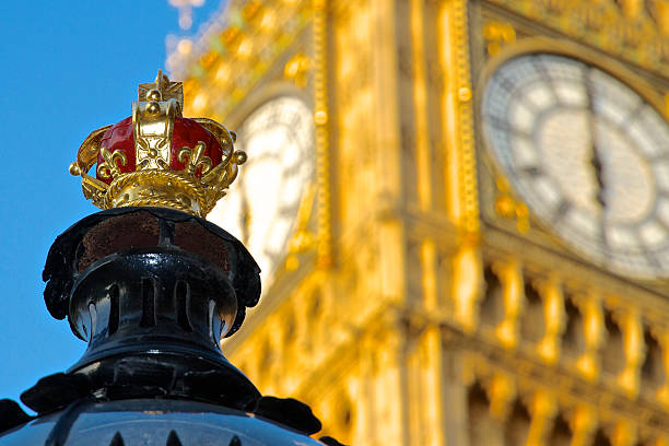 strada lampada corona e il big ben - london england thames river nobody big ben foto e immagini stock