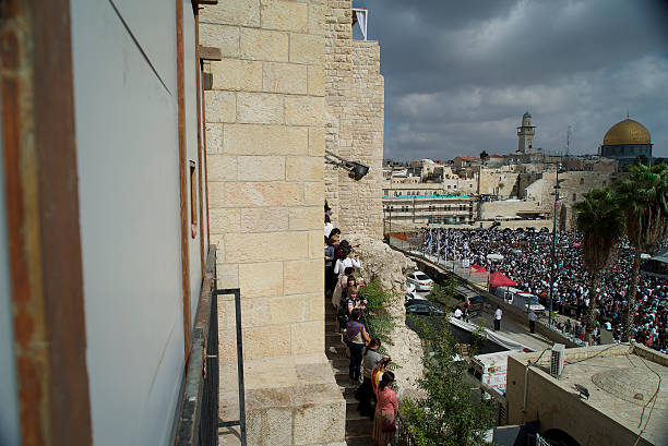 관찰 통곡의 벽 군중 - sasha cohen 뉴스 사진 이미지