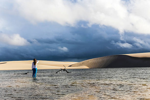 parque nacional dos lençóis maranhenses - shower women water outdoors imagens e fotografias de stock