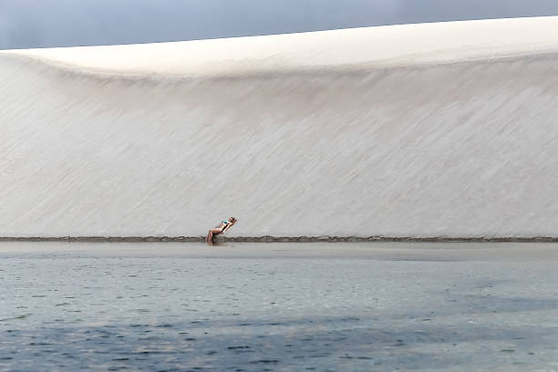 parque nacional dos lençóis maranhenses - shower women water outdoors imagens e fotografias de stock