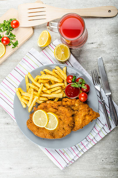 sznycel z frytki i ostry spadek - cutlet schnitzel french fries scaloppini zdjęcia i obrazy z banku zdjęć