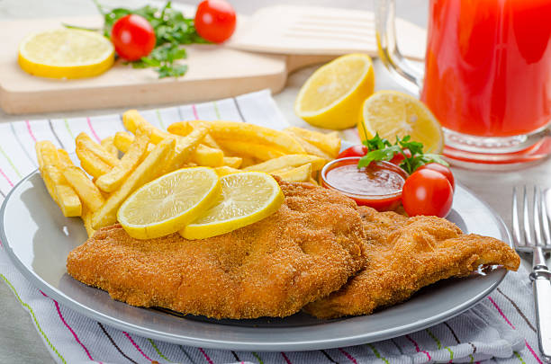 sznycel z frytki i ostry spadek - cutlet schnitzel french fries scaloppini zdjęcia i obrazy z banku zdjęć